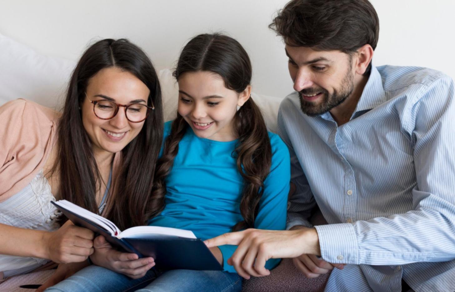 Estudiante revisando documentos financieros durante proceso de inscripción
