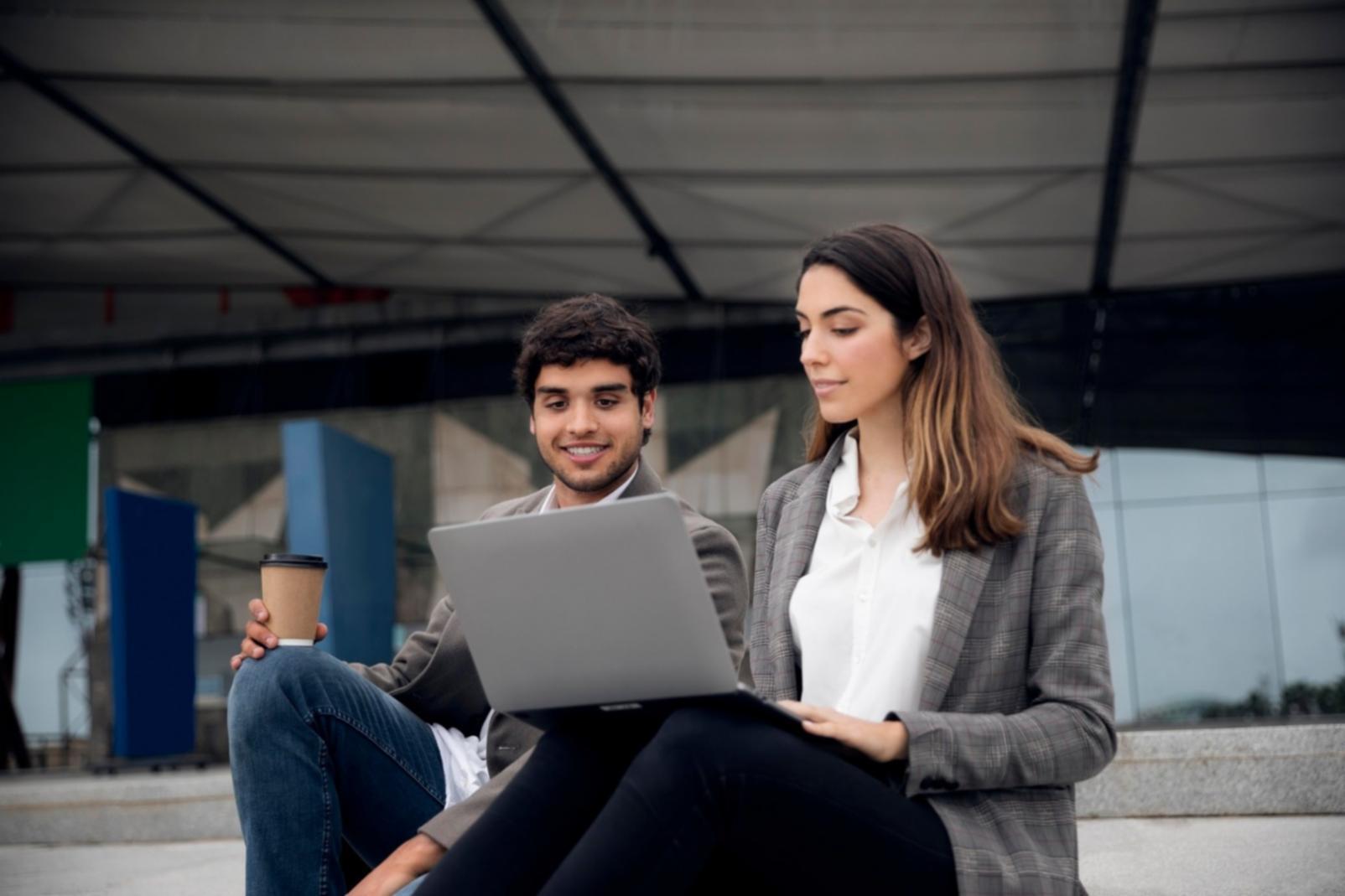 Sesión de análisis financiero con instructor